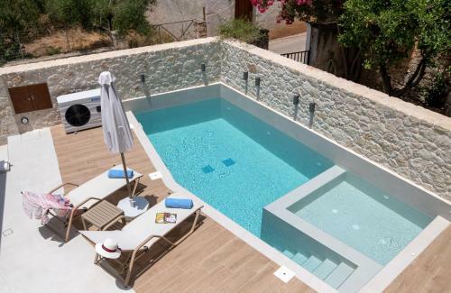 New Stylish Villa With Heated Pool & Jacuzzi!