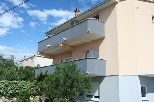 Apartment With Garden And View