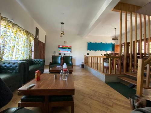 Cliffside Manor, Satkhol, Mukteshwar By Earthaa Escapes