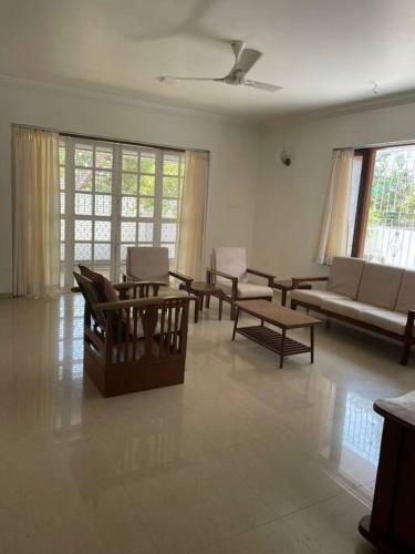 Large 4 Bed Villa-airy, Green And Quiet Vistas