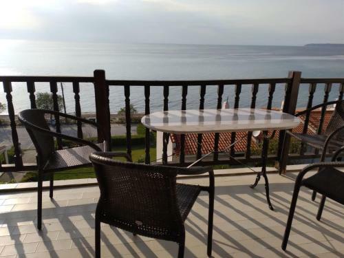 Sea Front + Olympus Sunset Cosy Apartment
