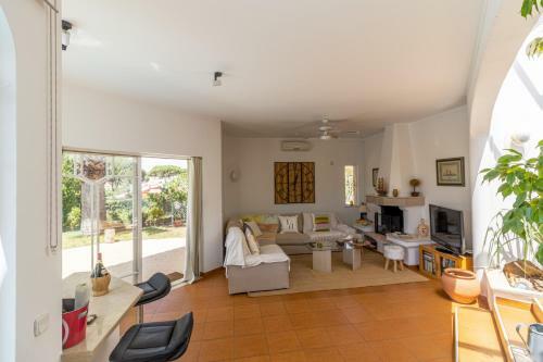 Villa With Pool And Golf View