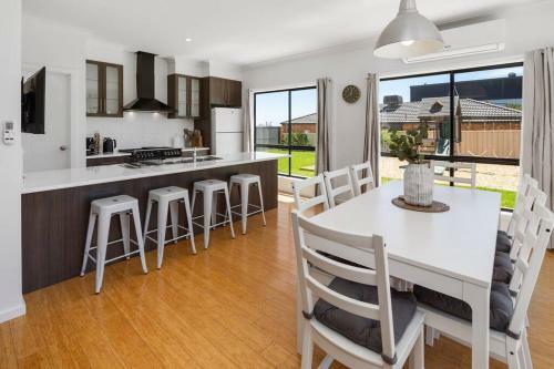 Oriana Grande- 5 Bdrm Sleeps 14 Beach View Wifi