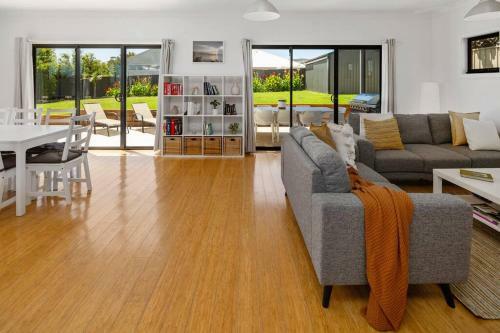 Oriana Grande- 5 Bdrm Sleeps 14 Beach View Wifi