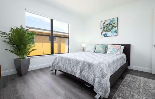 Cheerful 4 Bedroom Home With Huge Yard And Parking