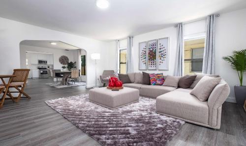Cheerful 4 Bedroom Home With Huge Yard And Parking