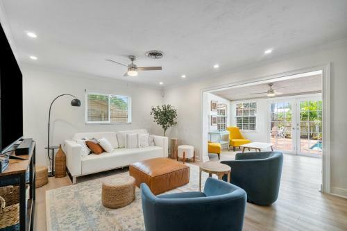 Chic Coastal - Heated Pool, Near Everything!