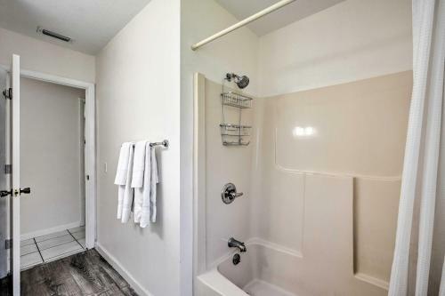 Bright Family Home, Walk To Vanderbilt Beach!