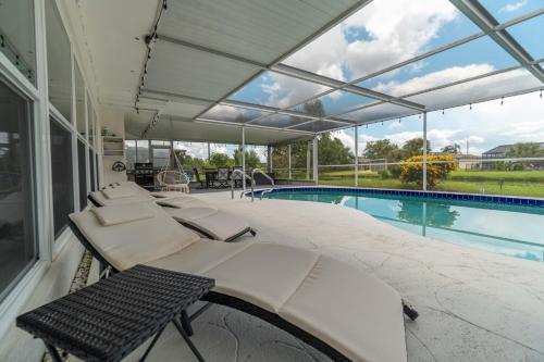 Florida Oasis - Private Dog Friendly Villa With Solar Pool - Sleeps 6