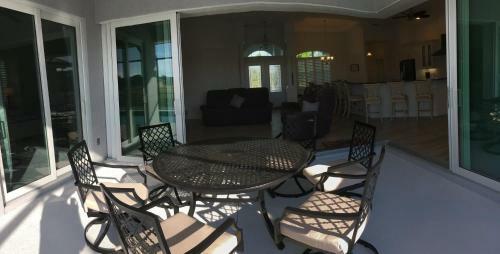 Florida Secret - Private Villa With Heated Pool - Sleeps 8