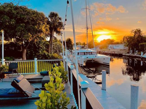 Waterfront New Home With Pool/jacuzzi & Boat Dock