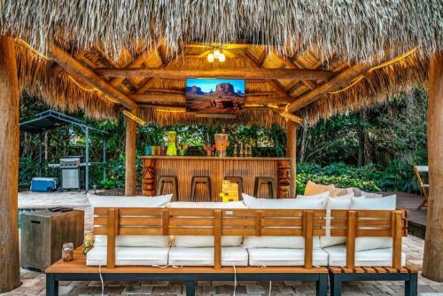Chique Pool And Tiki Resort