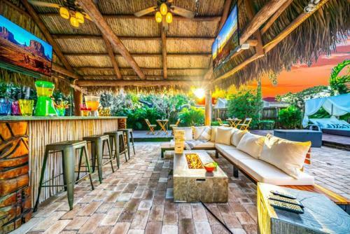 Chique Pool And Tiki Resort