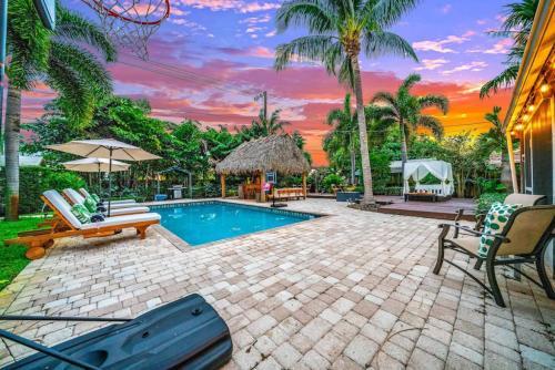 Chique Pool And Tiki Resort