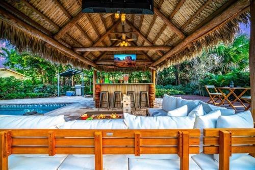 Chique Pool And Tiki Resort