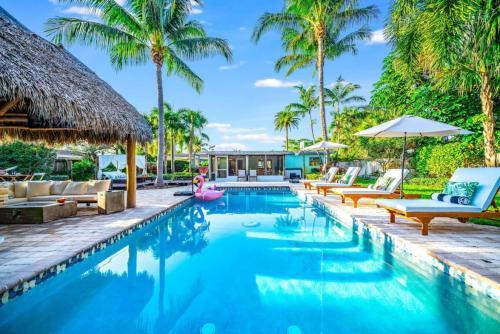 Chique Pool And Tiki Resort