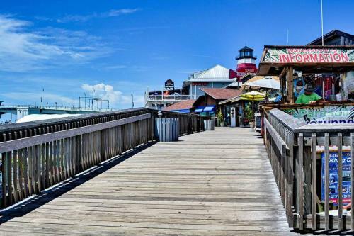 Family Friendly W/pool. 5 Miles To Madeira Beach