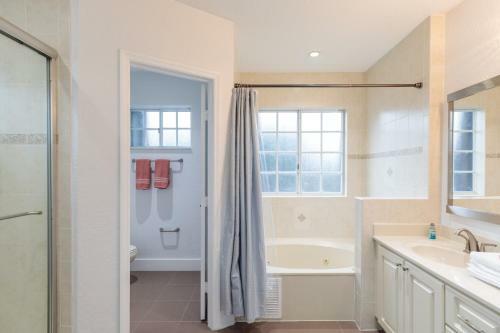 Family Vacation Home With Large Pool/4 Bedroom
