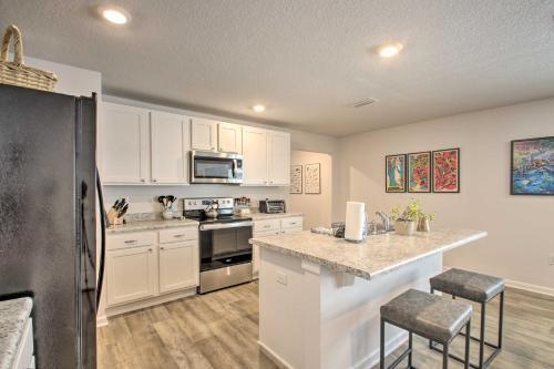 Musical Pensacola Home With Fire Pit And Grill!