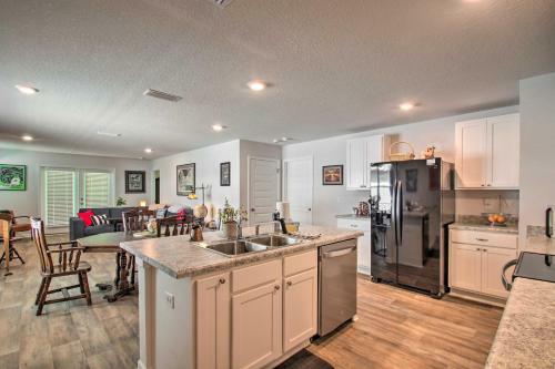 Musical Pensacola Home With Fire Pit And Grill!