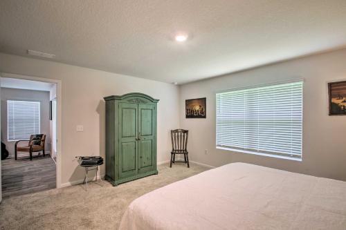 Musical Pensacola Home With Fire Pit And Grill!