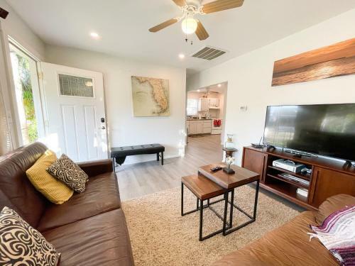 Adorable Private Cottage Close To Beach & Downtown