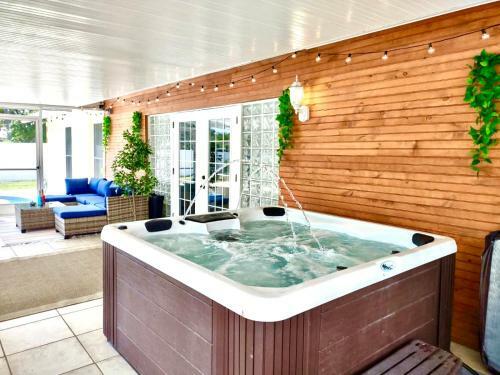The Flamingo*4bed*pool*jacuzzi*foosball