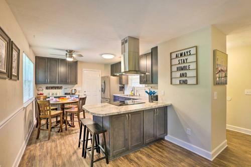 Bright Tallahassee Retreat With Lanai And Yard!