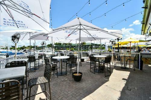 Apartamento Ramada 614 - All-new, Huge Pool, Tiki Bar!