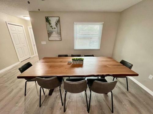 Sarasota Contemporary 4 Bedroom Home With Pool