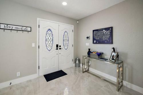 New Luxe 9 Beds~5br~pool~game Room~selfie Wall~playset
