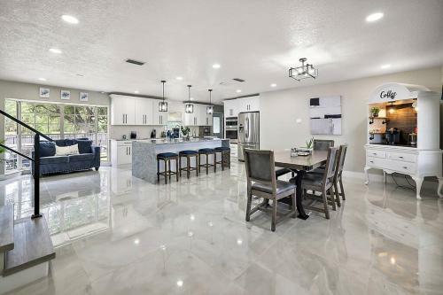 New Luxe 9 Beds~5br~pool~game Room~selfie Wall~playset