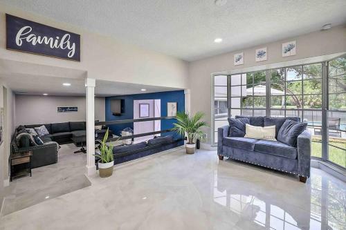New Luxe 9 Beds~5br~pool~game Room~selfie Wall~playset