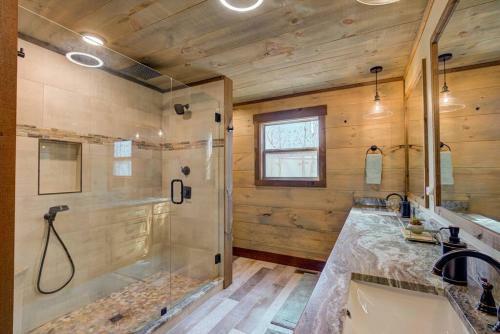 New/luxurious Cabin W/ Hot Tub, Arcade, Fire Pit