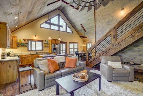 New/luxurious Cabin W/ Hot Tub, Arcade, Fire Pit