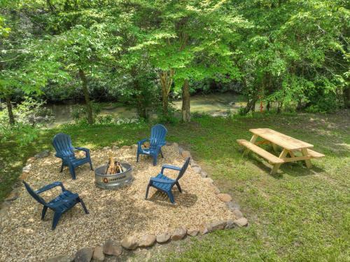 *creek Front* With Hottub, Fire Pits, Billiards, Ev Charger