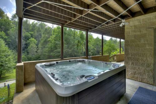 *creek Front* With Hottub, Fire Pits, Billiards, Ev Charger
