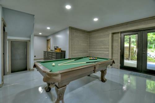 *creek Front* With Hottub, Fire Pits, Billiards, Ev Charger