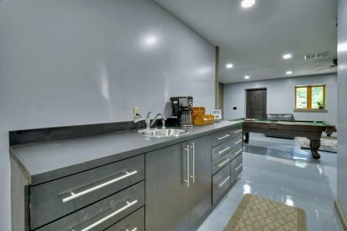 *creek Front* With Hottub, Fire Pits, Billiards, Ev Charger