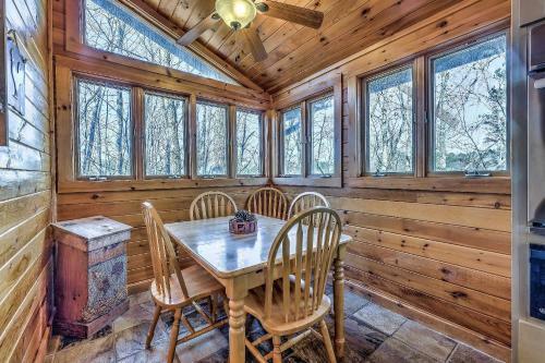Blue Ridge Cabin With Hot Tub About 2 Mi To Dtwn!