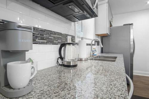 Charming 3br Bungalow W/ Deck Mins To Downtown
