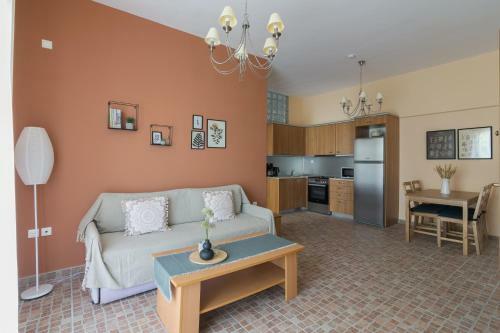 Bright And Spacious Apartment In Varkiza