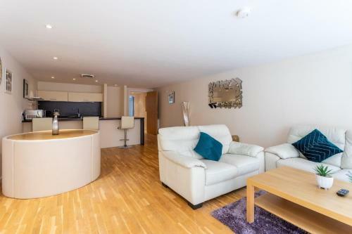 Modern 2-bed Apartment - City Centre - Free Parking