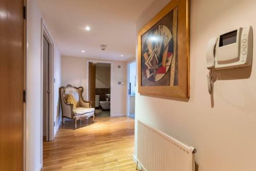 Modern 2-bed Apartment - City Centre - Free Parking