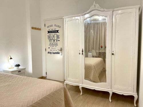 Elegant And Cozy Classic Room