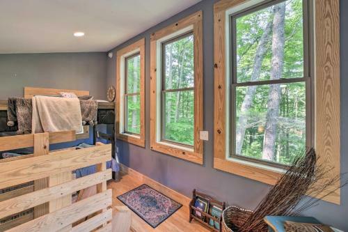 Darling 30-acre Cabin With Fire Pit And Balcony!