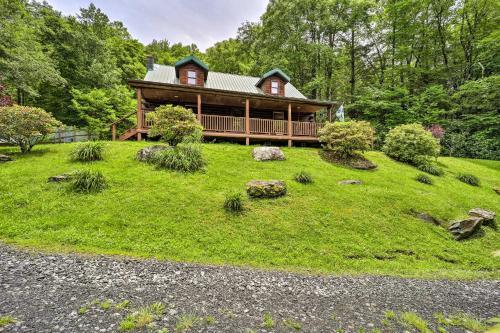 Cozy Newland Cabin With Deck, Fire Pit And Grill!