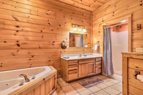 Sunny Cabin With Game Room In Shagbark Resort!