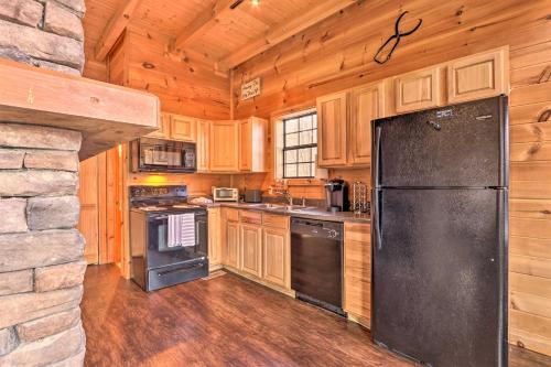 Sunny Cabin With Game Room In Shagbark Resort!