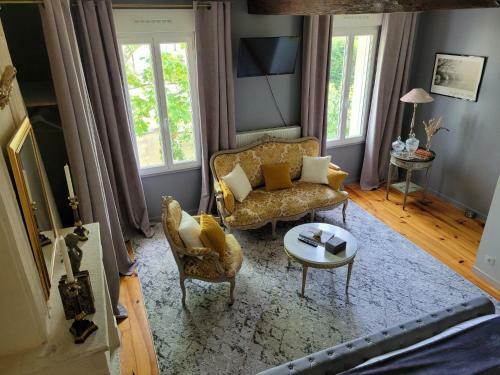 4 Bedrooms In A Charming House With Swimming Pool
